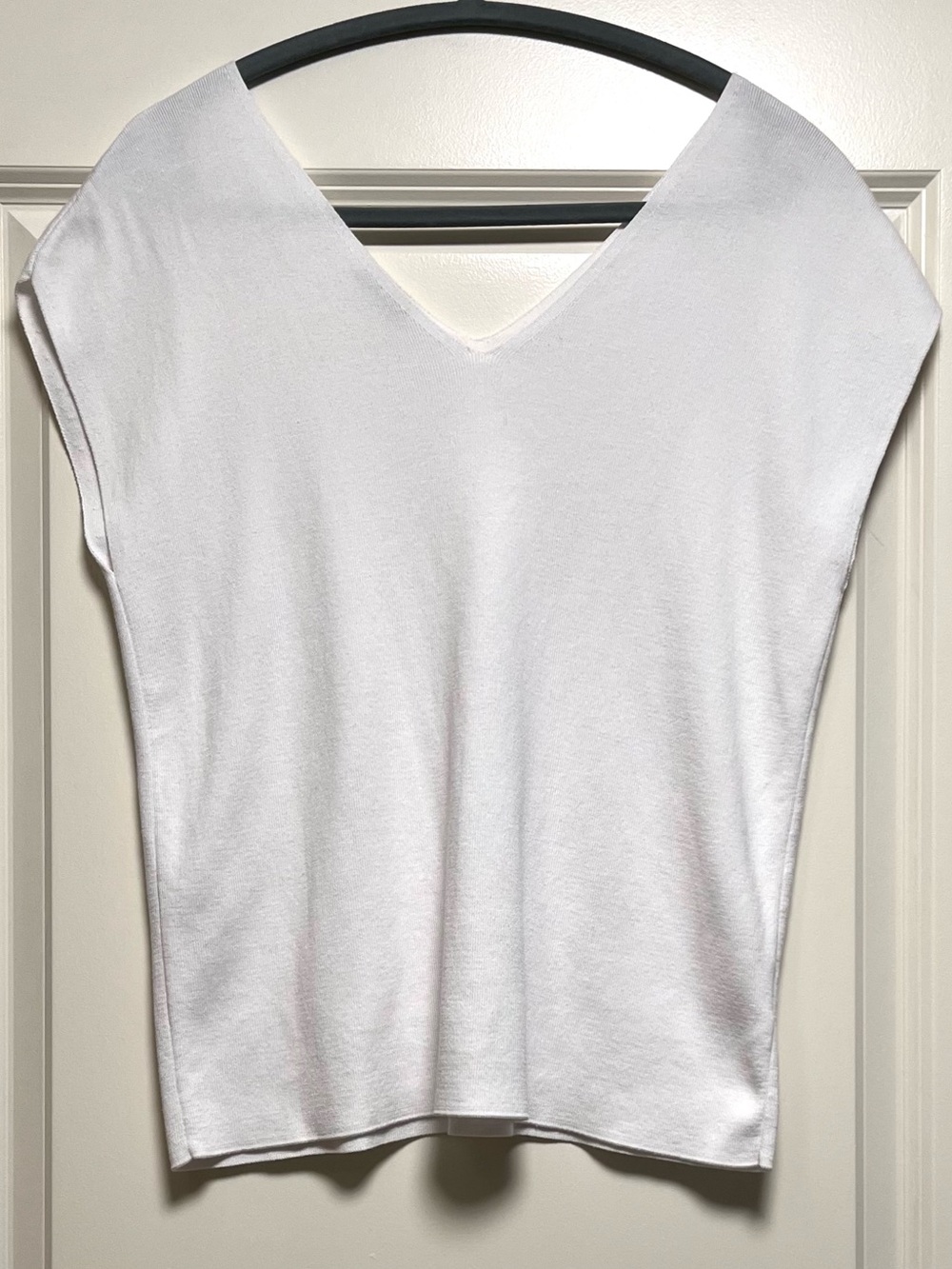 EUC Talbots Sleeveless Stretch Knit V Neck Top Simple Chic Sweater Tank White L